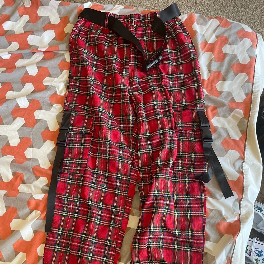 Cargo pants with buckles